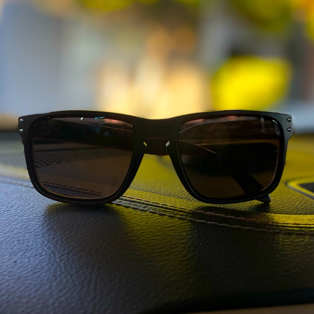 Oakley Holbrook